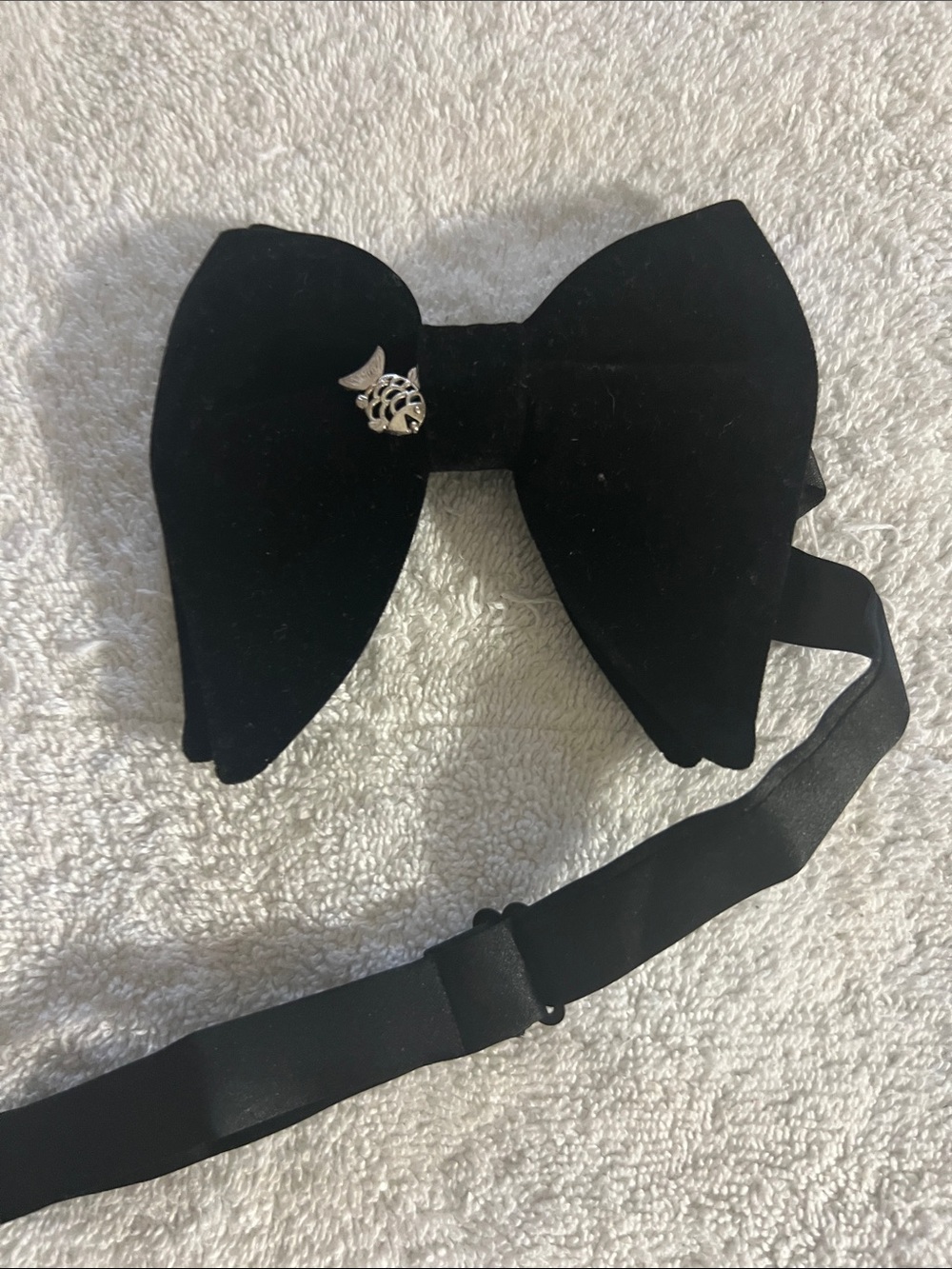 Tytus Elegant Bow tie Black Velvet with Silver fish emerald Accent - Picture 3 of 4